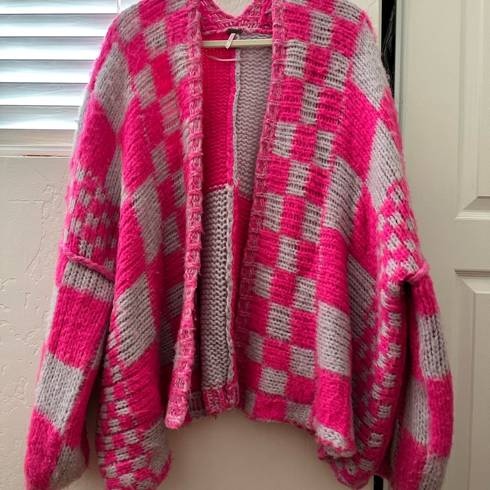 Worn once! Beautiful sweater just don’t reach for it :(